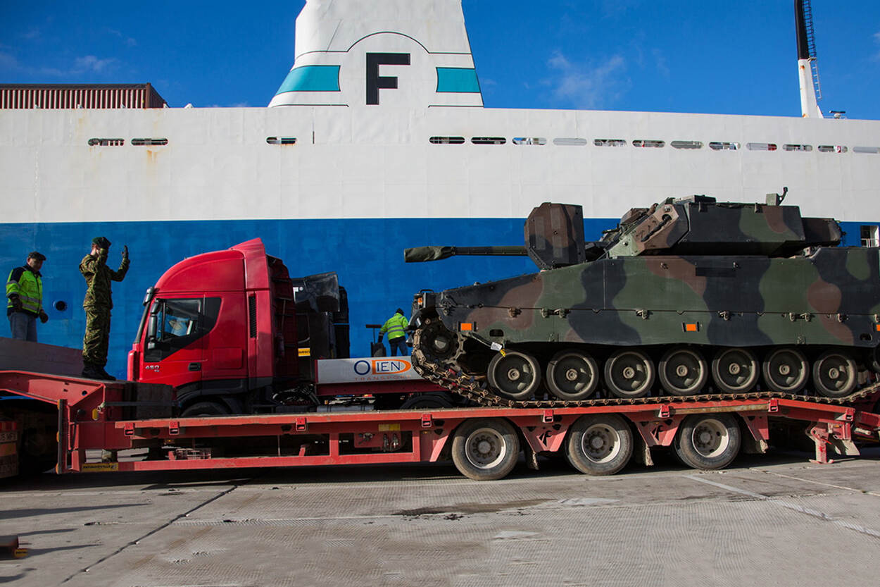 Legervoertuig staat op een lader