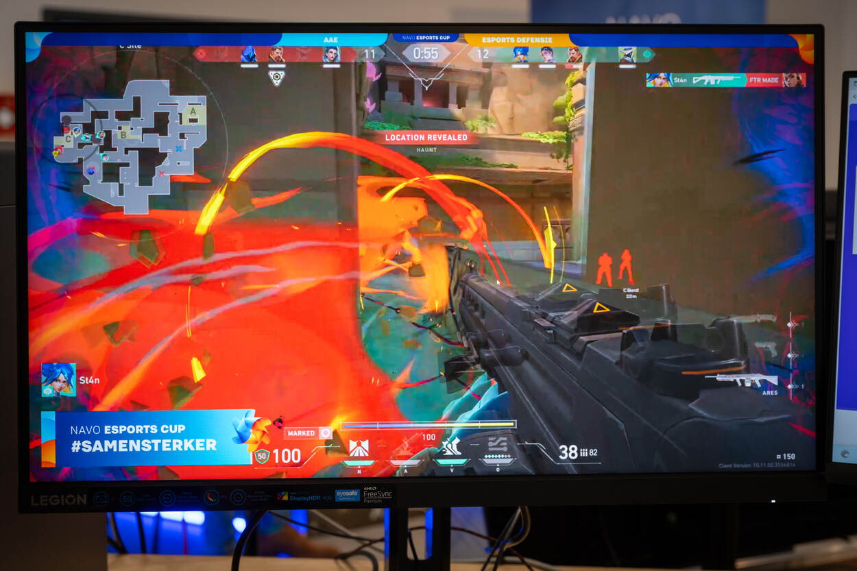 Gamers zitten tegenover elkaar achter hun PC’s.