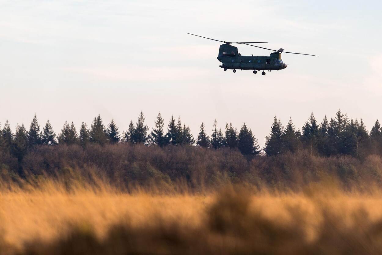 Een Chinook vliegt boven de Ginkelse Heide