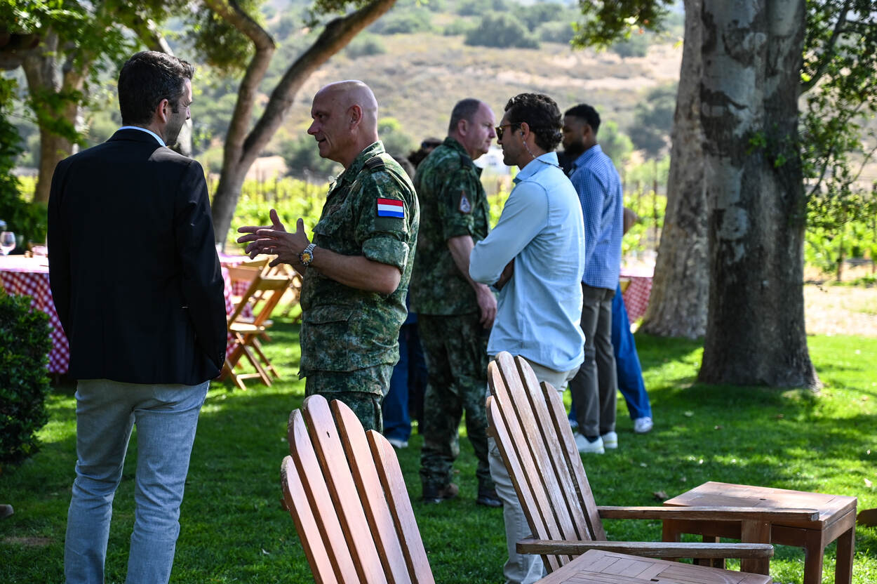 Joost Elstak in gesprek met luitenant-generaal André Steur. De twee staan naast elkaar.
