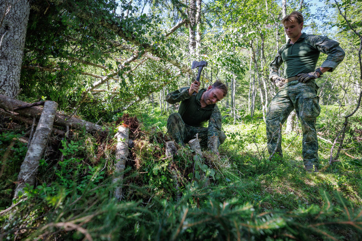 Korporaal Frank bouwt een vuurscherm.