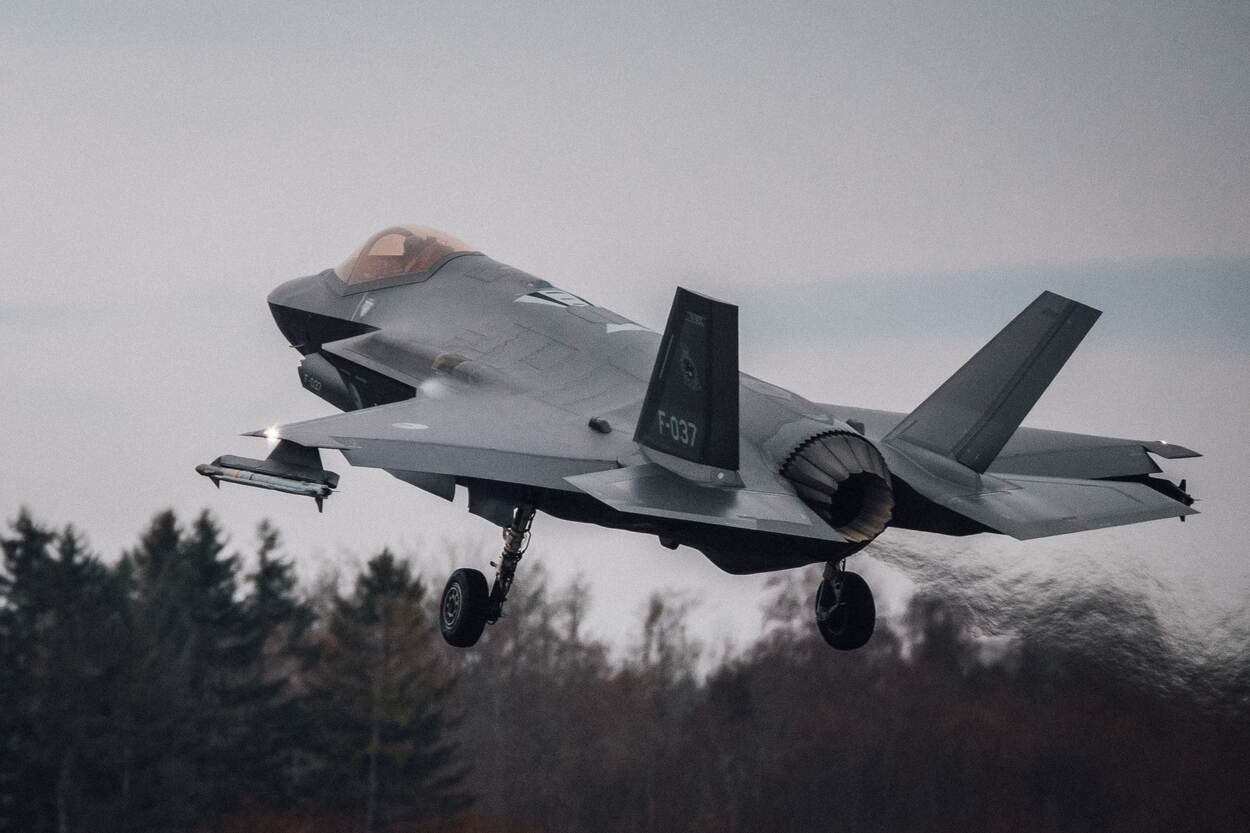 Een F-35 gevechtsvliegtuig stijgt op.