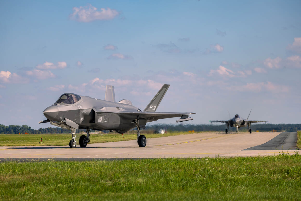 Twee Nederlandse F-35’s taxiën op de startbaan.
