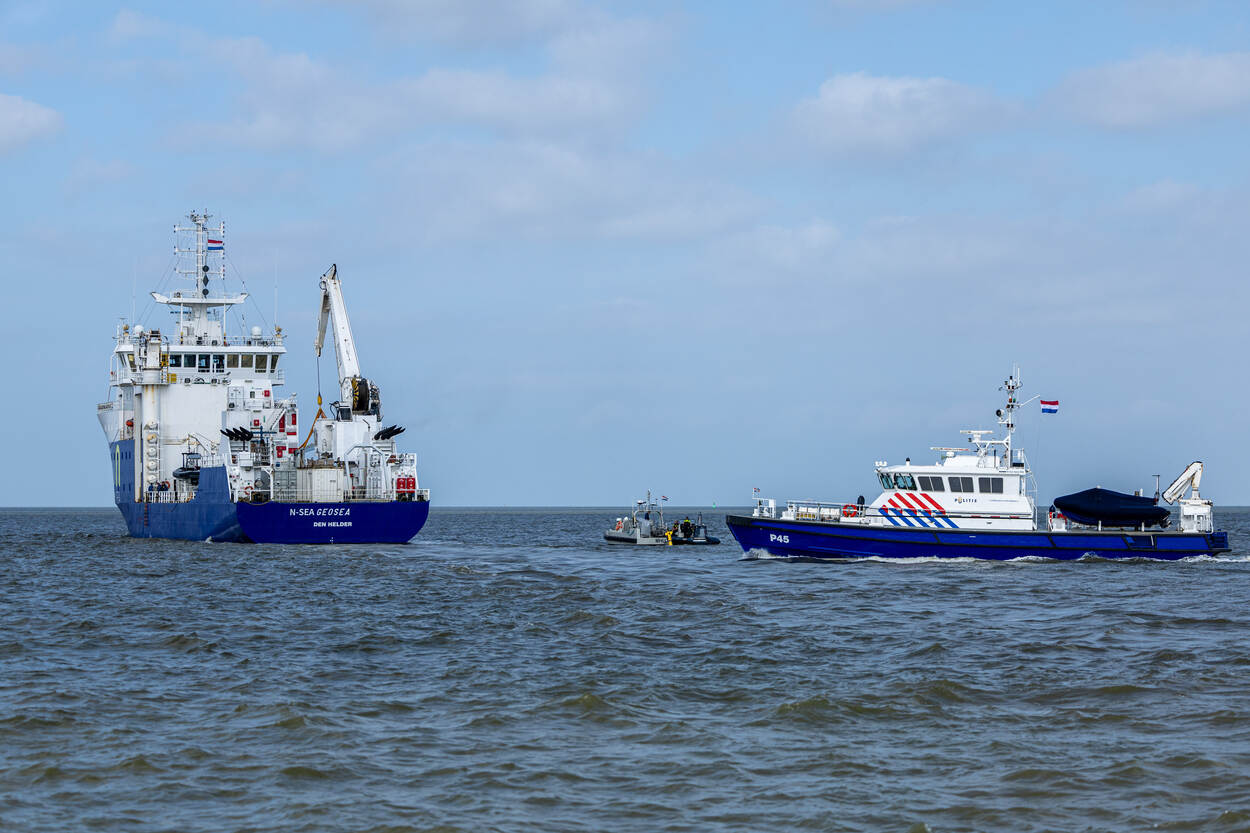 Een marinebootje en de politie stomen op naar het verdachte schip, de GeoSea.