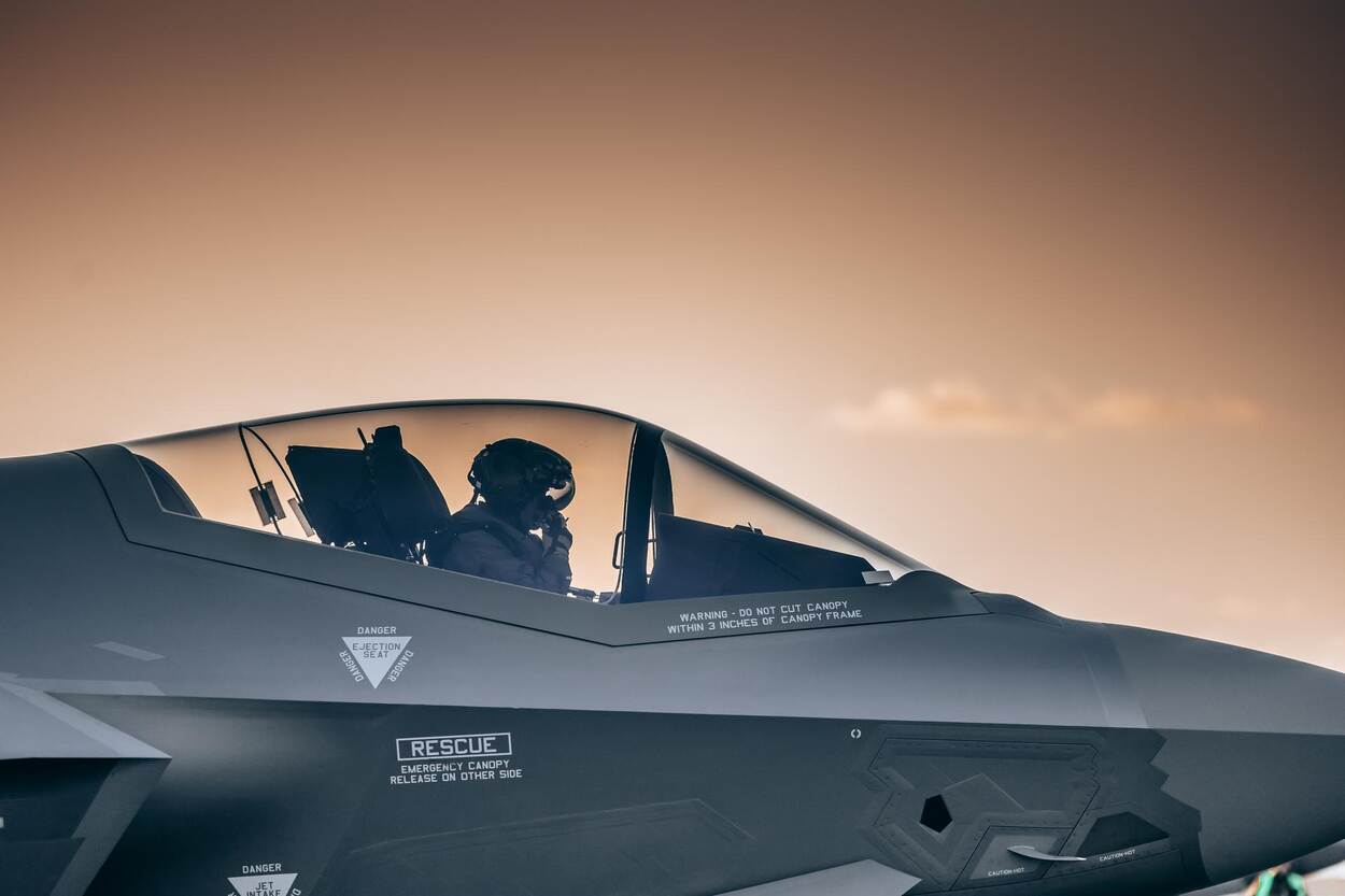 Close-up van een vlieger in een F-35 cockpit.