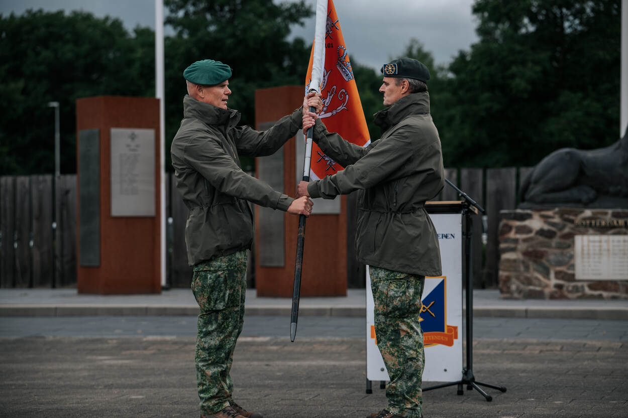 Commandant landstrijdkrachten luitenant-generaal Swillens (links) draagt het vaandel officieel over aan luitenant-kolonel Masseling, commandant van 101 CEMA Bataljon.