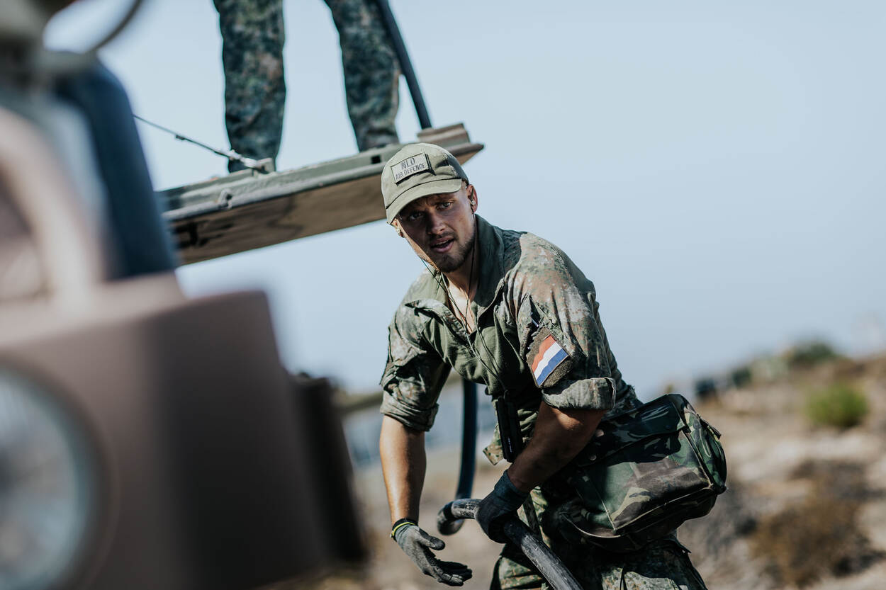 Een militair heeft een kabel in zijn handen.