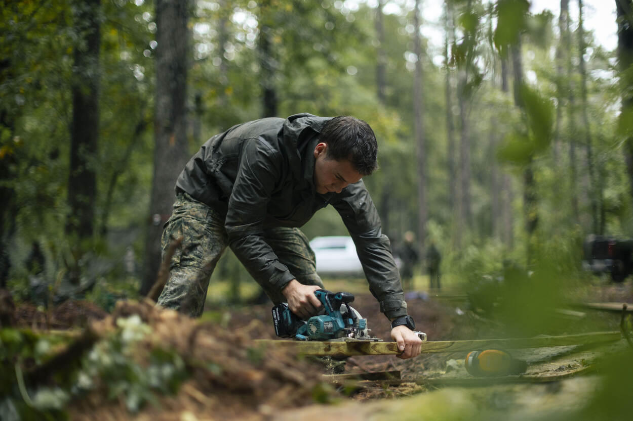 Soldaat-2 Mads aan het werk in het bos bij de bunker.
