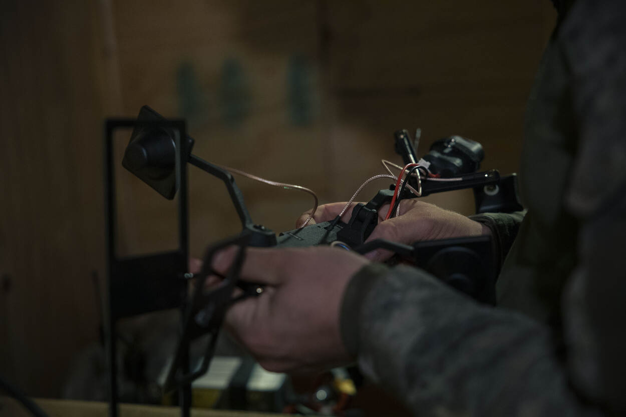 Sleutelen aan draden in de bunker.