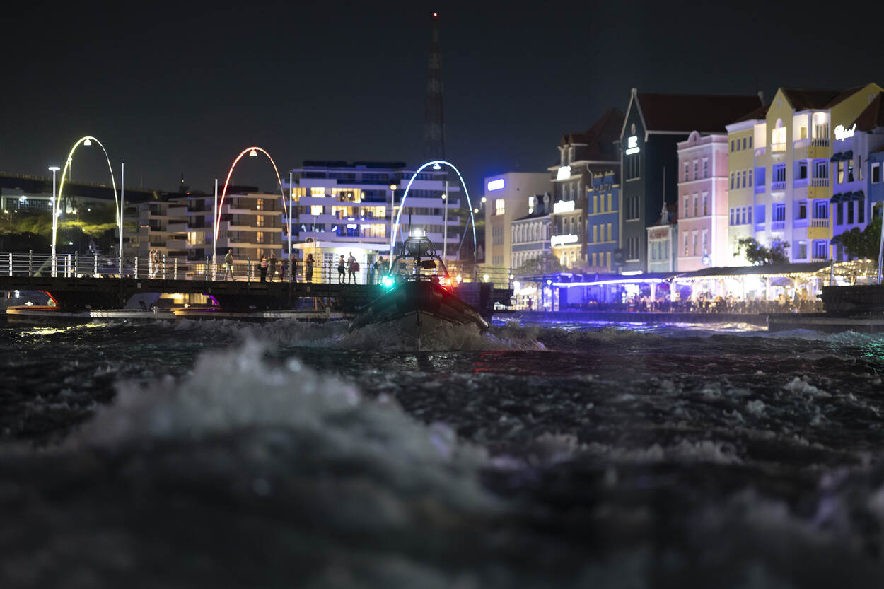 Een FRISC vaart over het water van de Sint Annabaai.