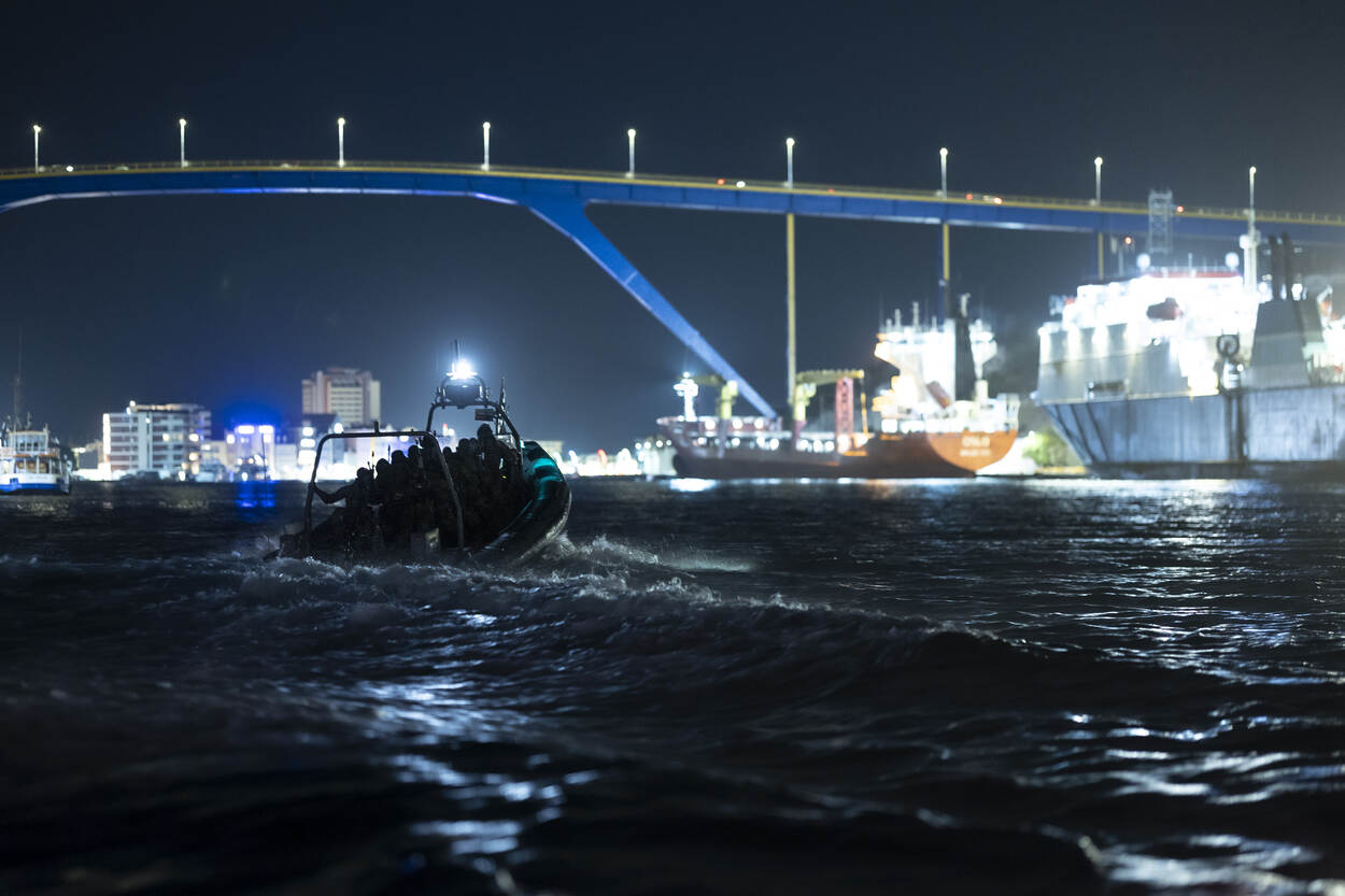 Een FRISC vaart over het water van de Sint Annabaai