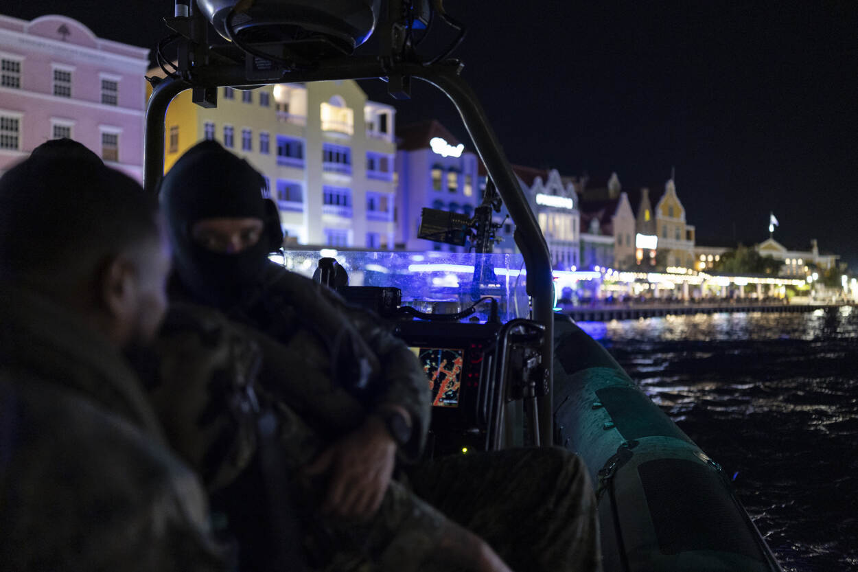 Militairen in een FRISC met op de achtergrond Willemstad.