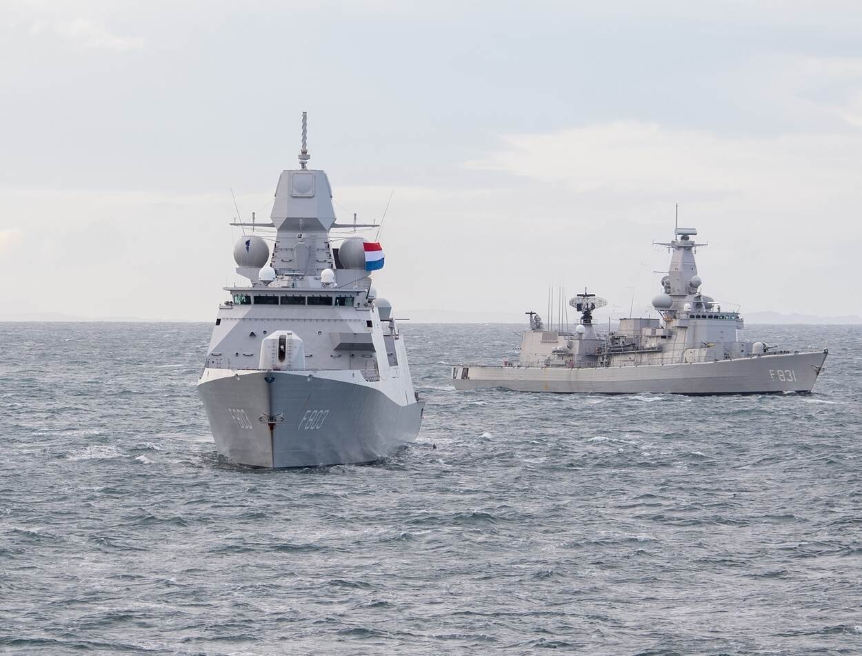 Zr.Ms. Tromp en Zr.Ms. Van Amstel varen op zee.