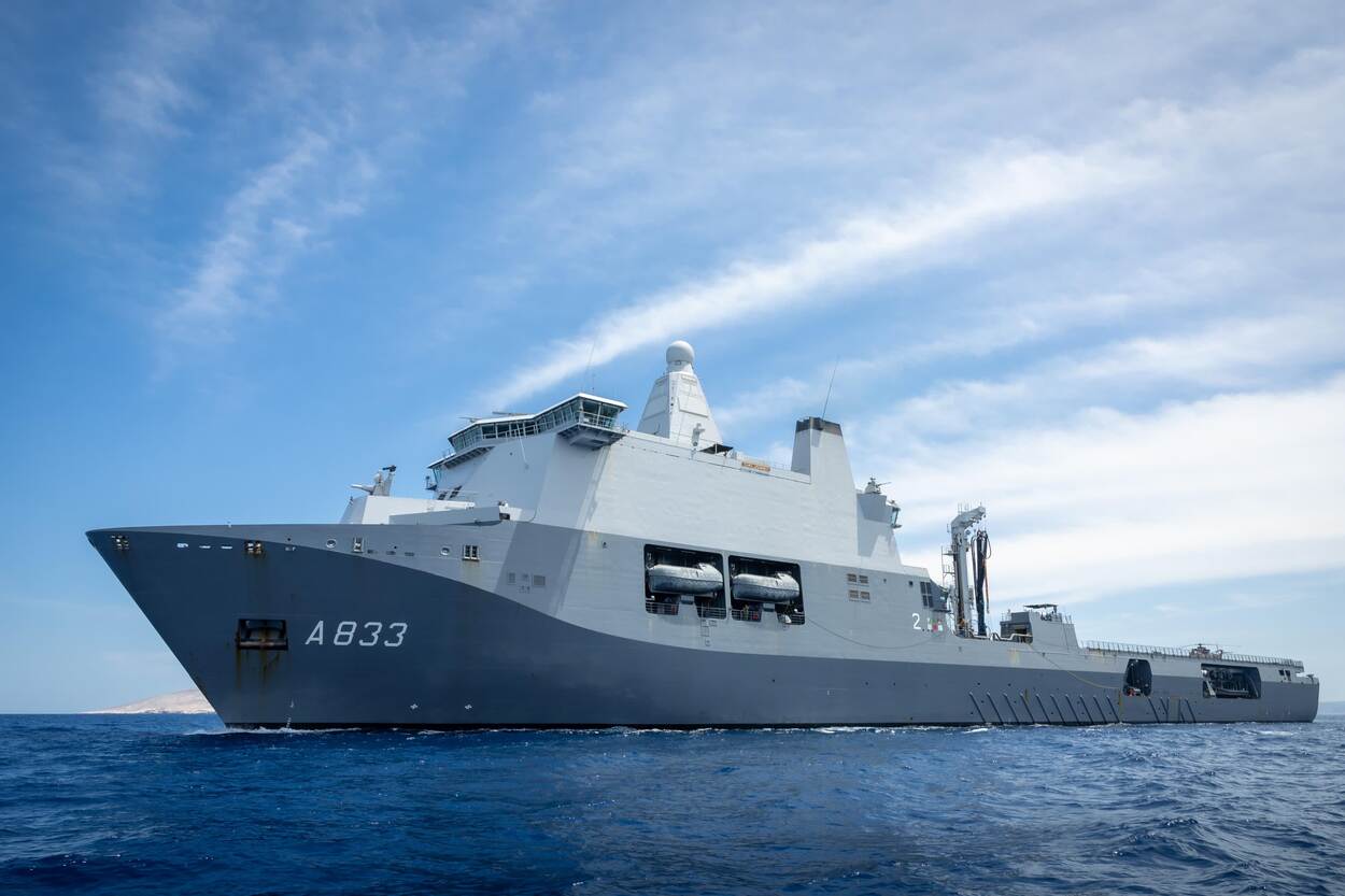 Zr.Ms. Karel Doorman op zee.