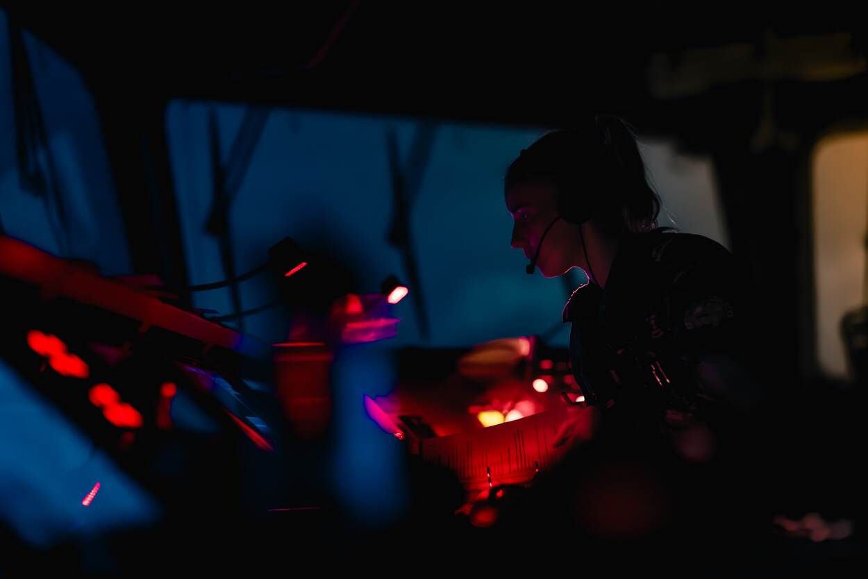 Nachtopname van de brug.