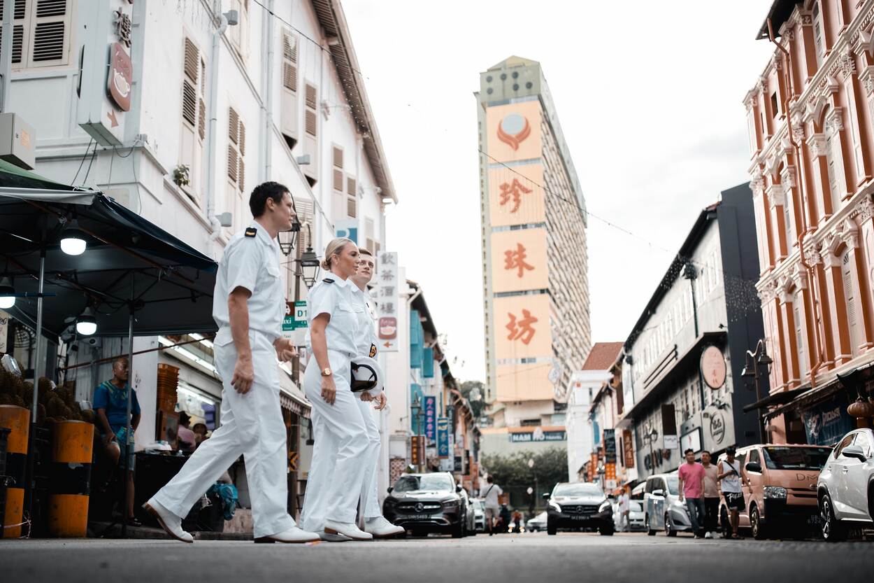 Marinepersoneel dat door een straat in Singapore loopt.