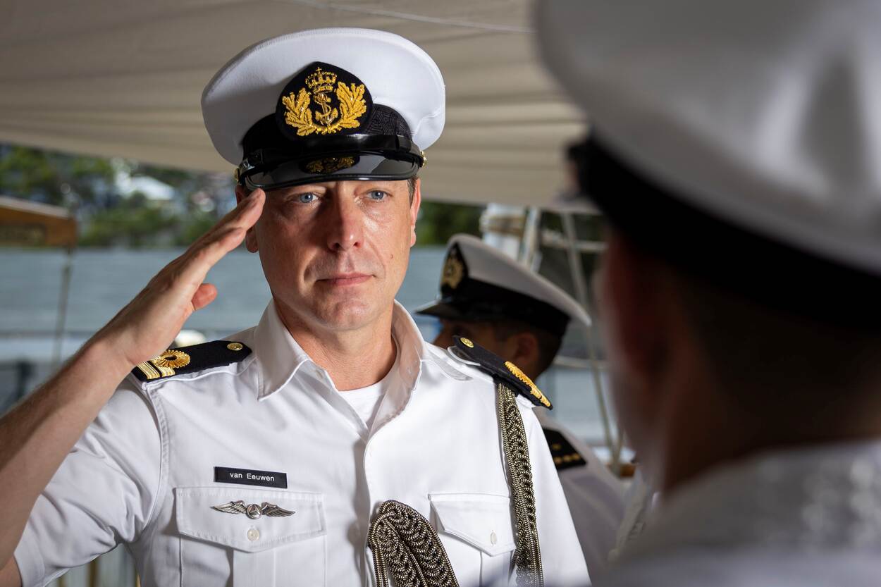 Een saluerende Mark.