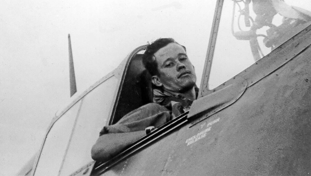 Zittend in de cockpit van zijn Hellcat wacht vlieger Bert Boon von Ochssée op het sein voor vertrek.