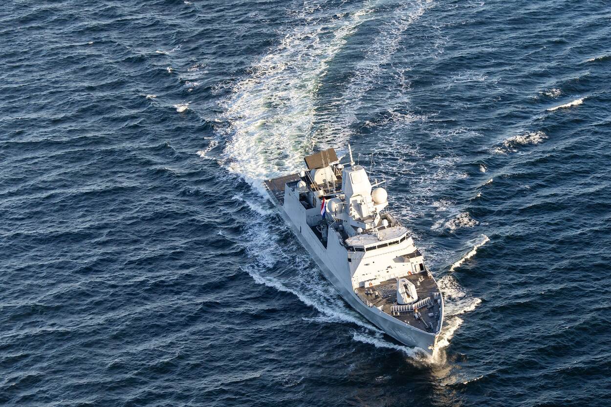 Zr.Ms. Tromp vaart door de Baltische Zee voor operatie Baltic Sentry.