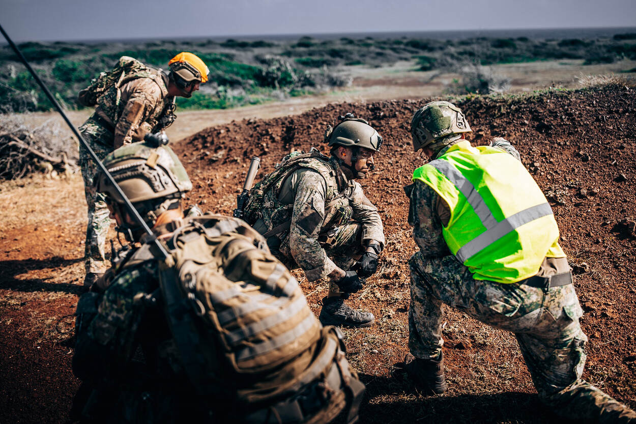 Een groepje militairen, van wie 1 met een radio.