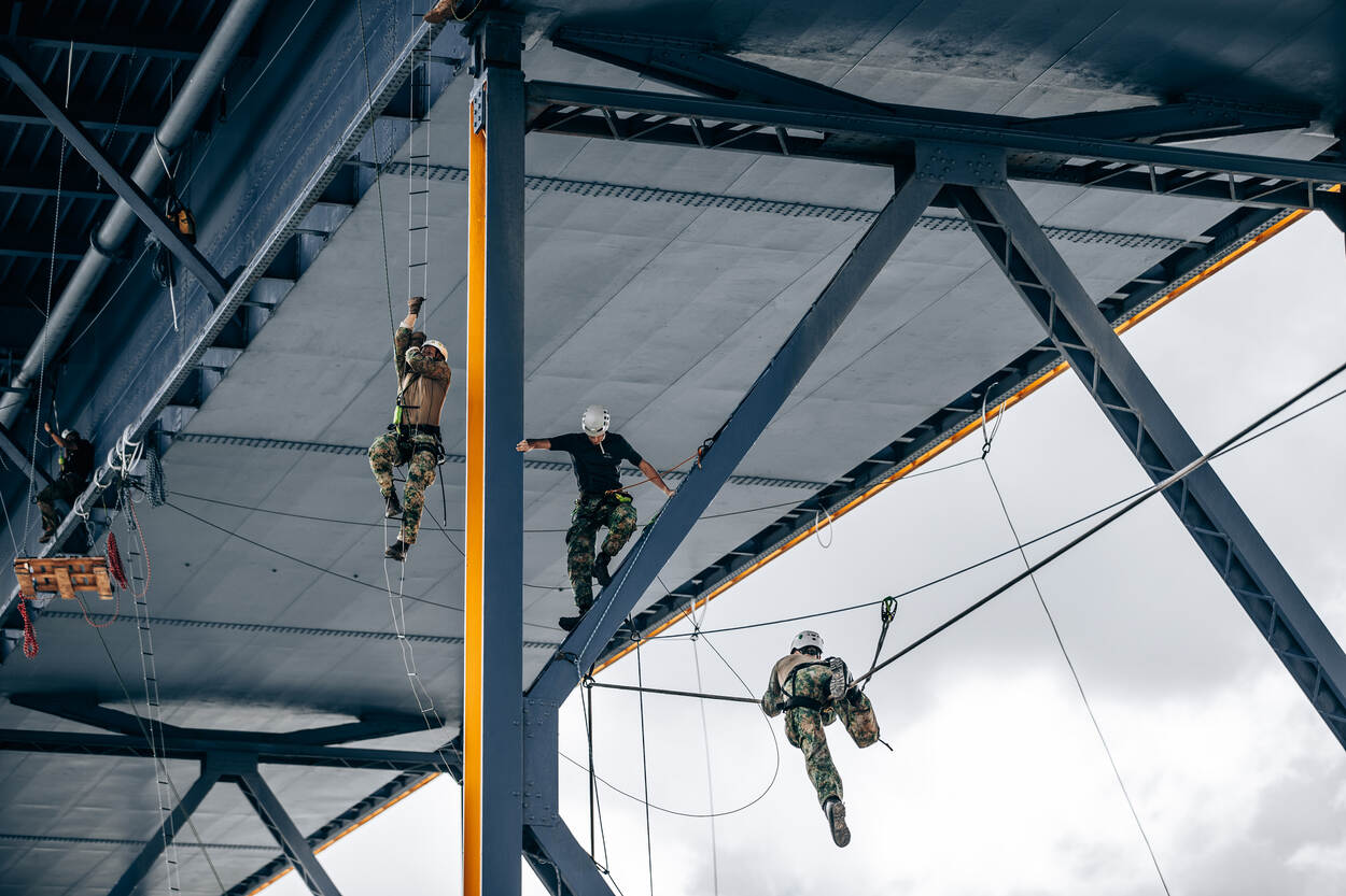 Mariniers dalen met touwen af van de hoge Julianabrug.
