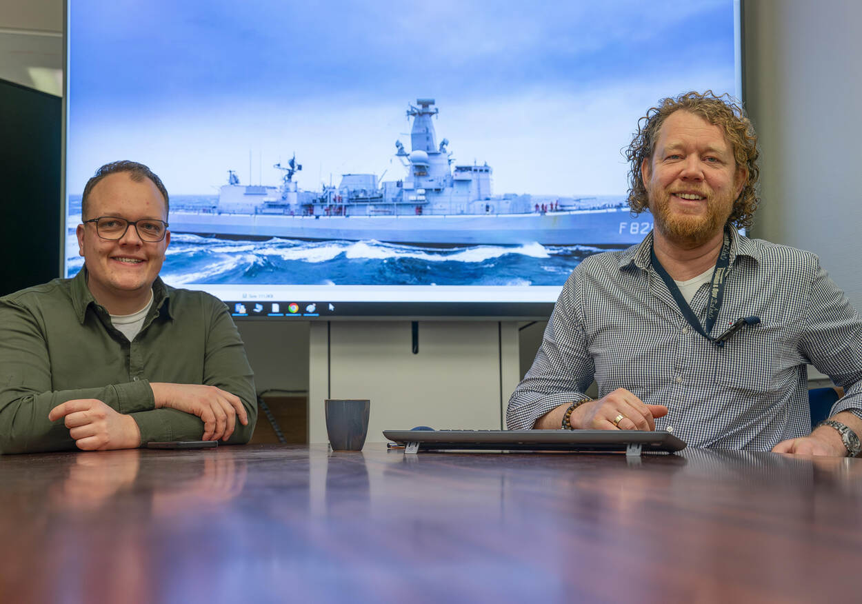 Links projectmanager Niels ten Wolde van Damen Shipyards en rechts projectleider van de marine Gerben Koster.