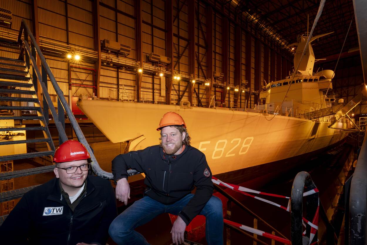 Gerben Koster (rechts) en Niels ten Wolde met op de achtergrond de Van Speijk.