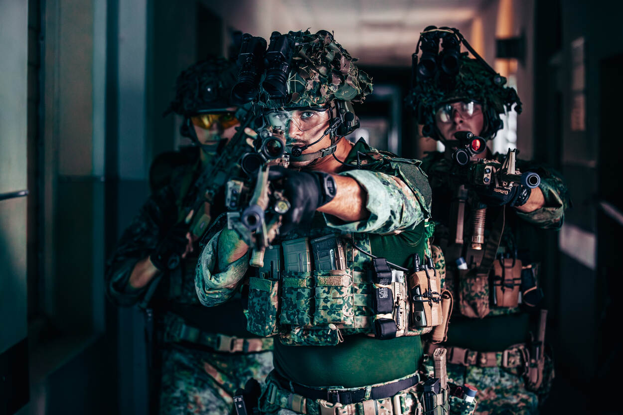 Militairen met het geweer in de aanslag.