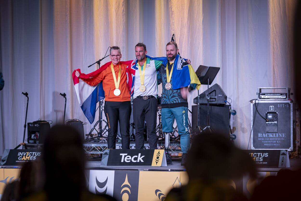 Ingrid van Meel op het erepodium met haar zilveren medaille.