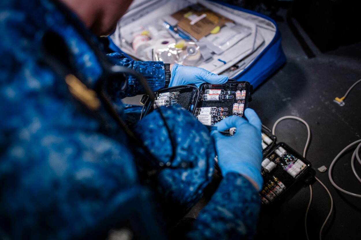 Militair met medische spullen