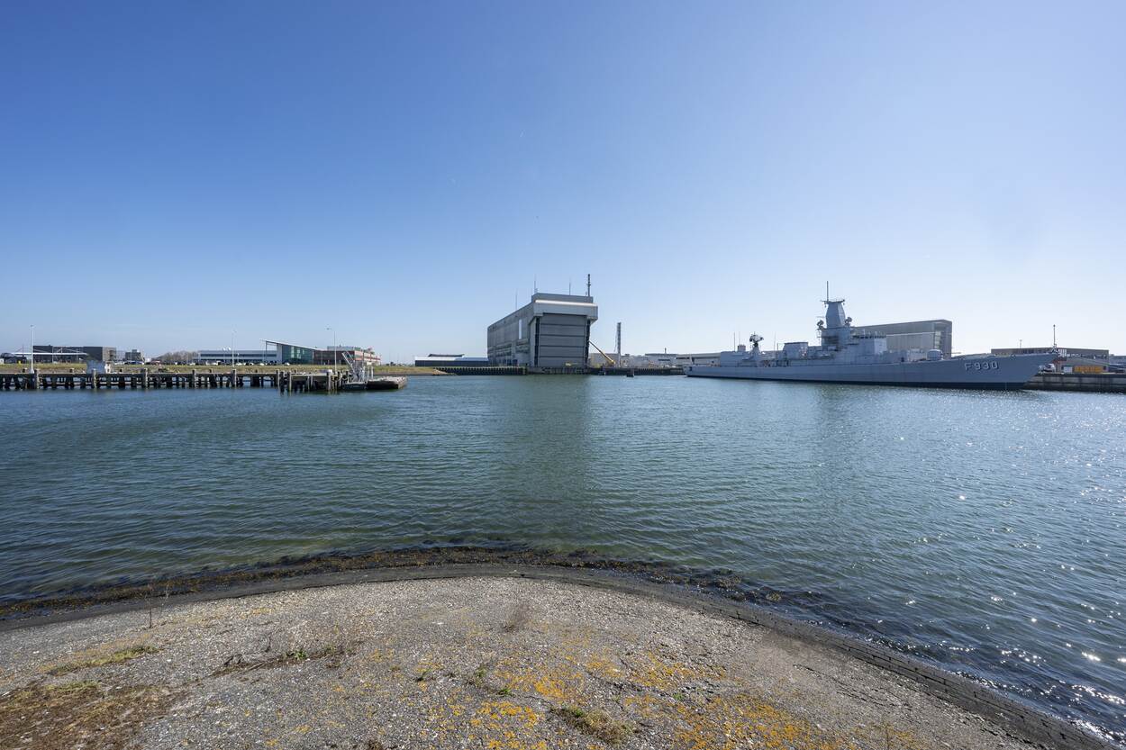 De Berghaven met in de verte Dok 6 van het Marinebedrijf.