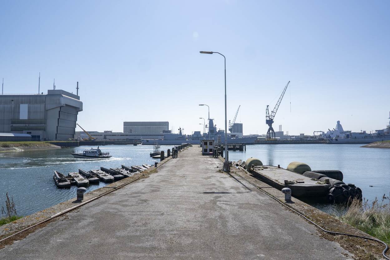 Een bestaande, smalle kade in de Berghaven, met links Dok 6 van het Marinebedrijf.