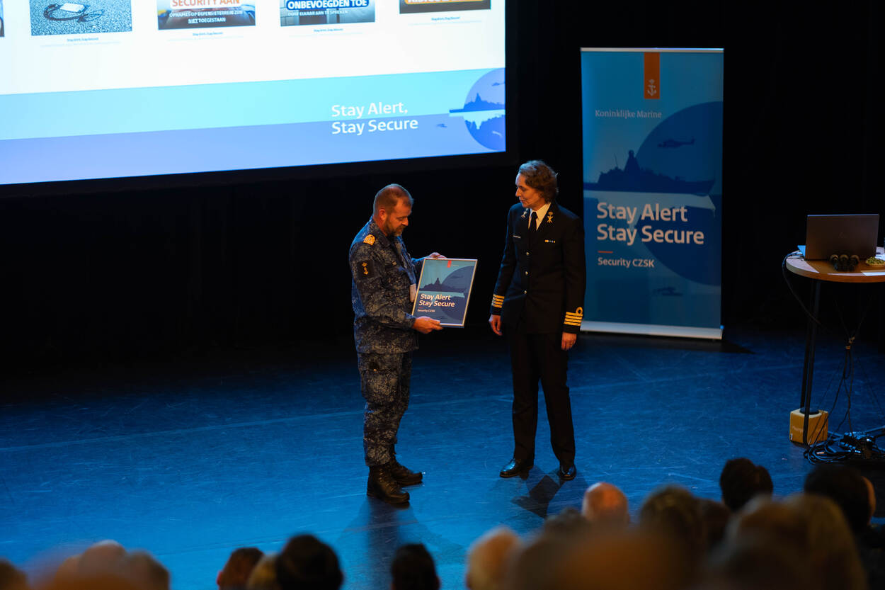 Vice-admiraal René Tas op het podium tijdens de Securitydag van CZSK.