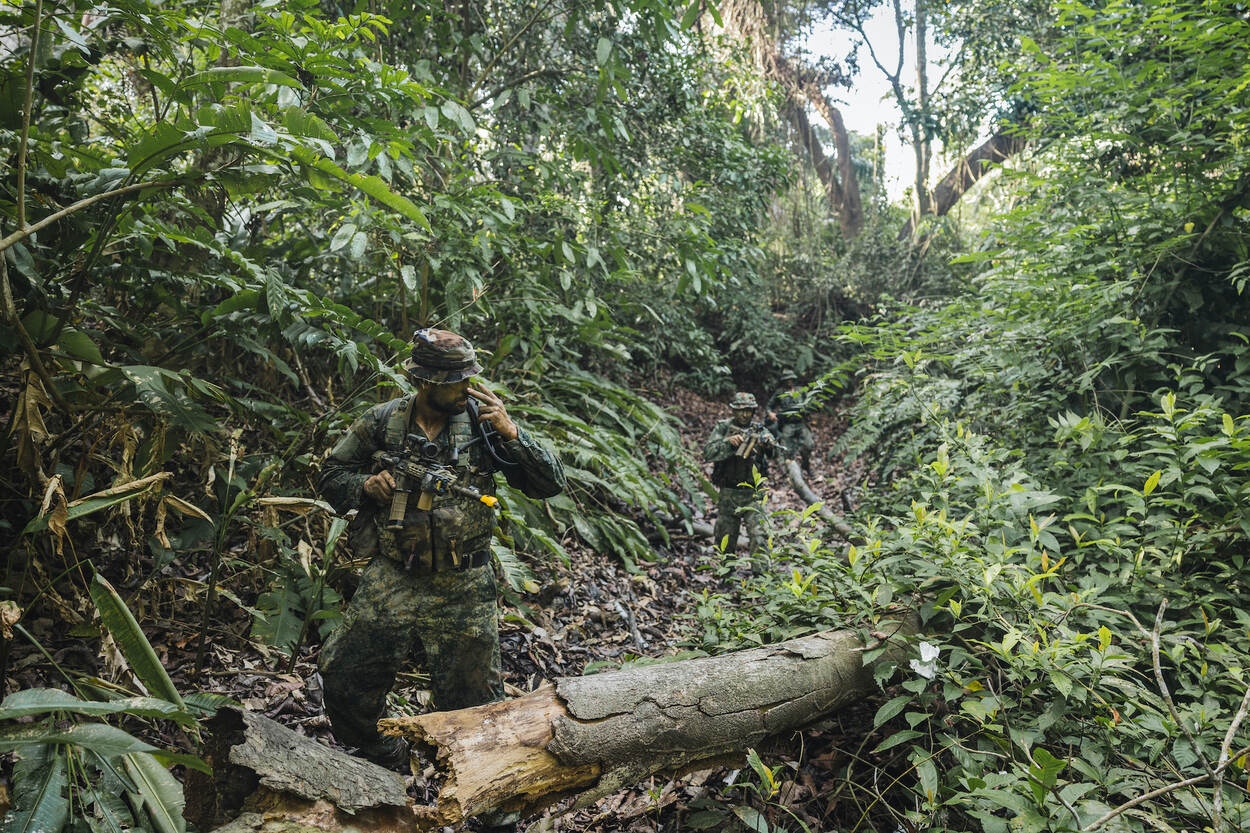 In de jungle gebaart een Nederlandse marinier dat hij iets verdachts heeft gezien.