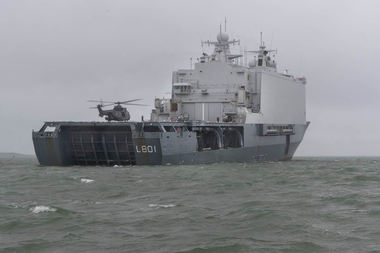 Zr.Ms. Johan de Witt in grauw weer op zee.
