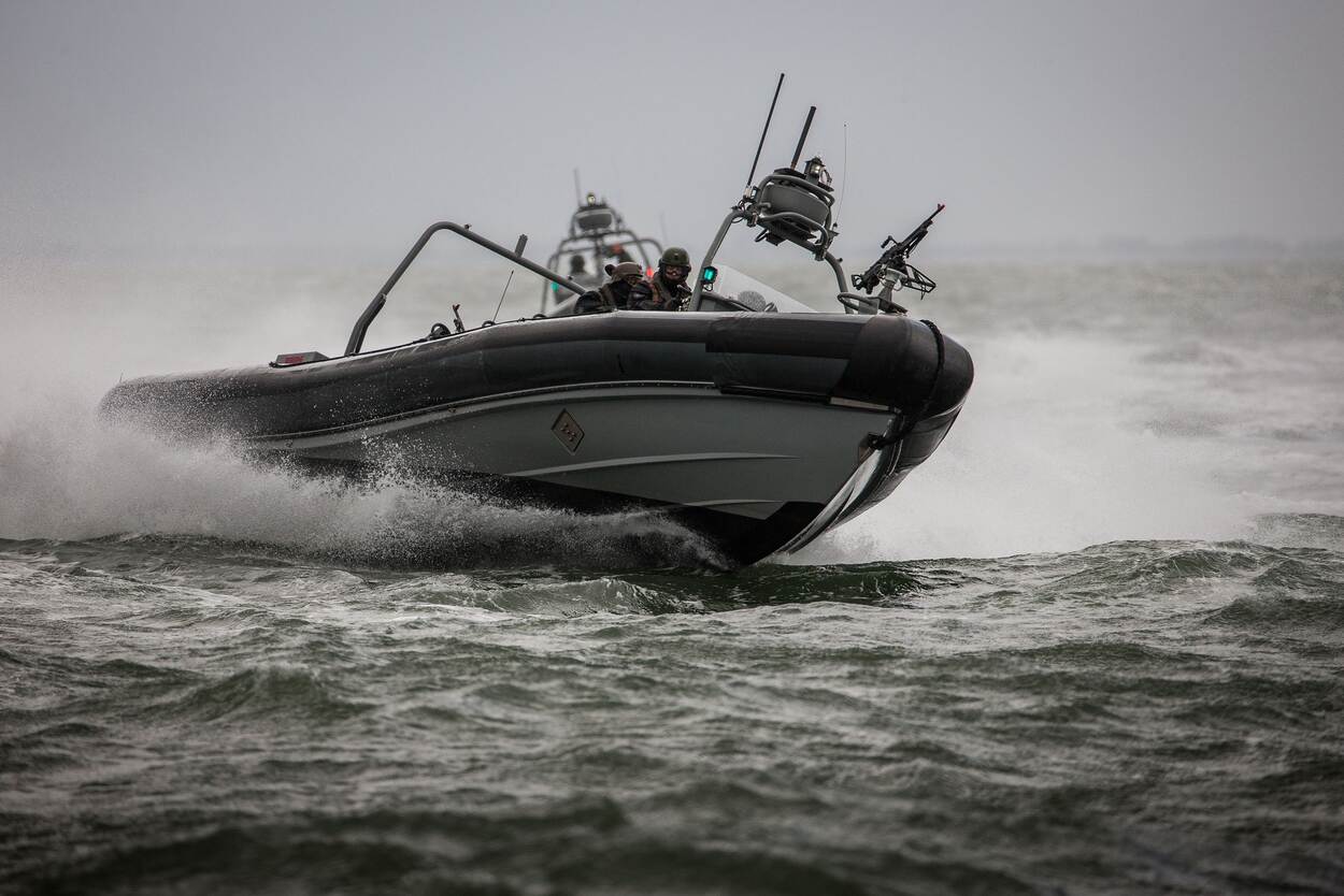 Een FRISC vaart met flinke snelheid over het water.