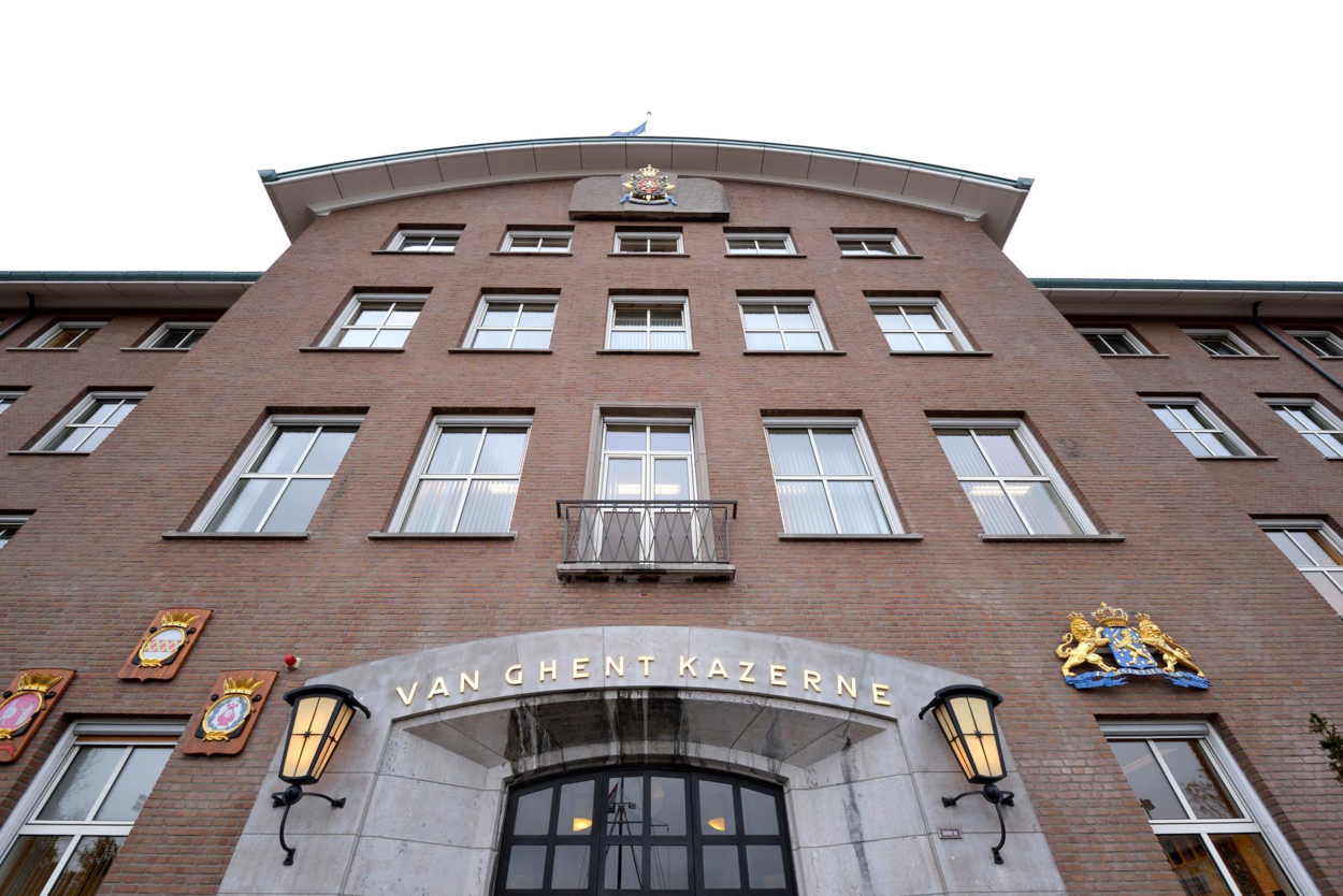 foto van de ingang van het gebouw op de van Ghent kazerne in Rotterdam