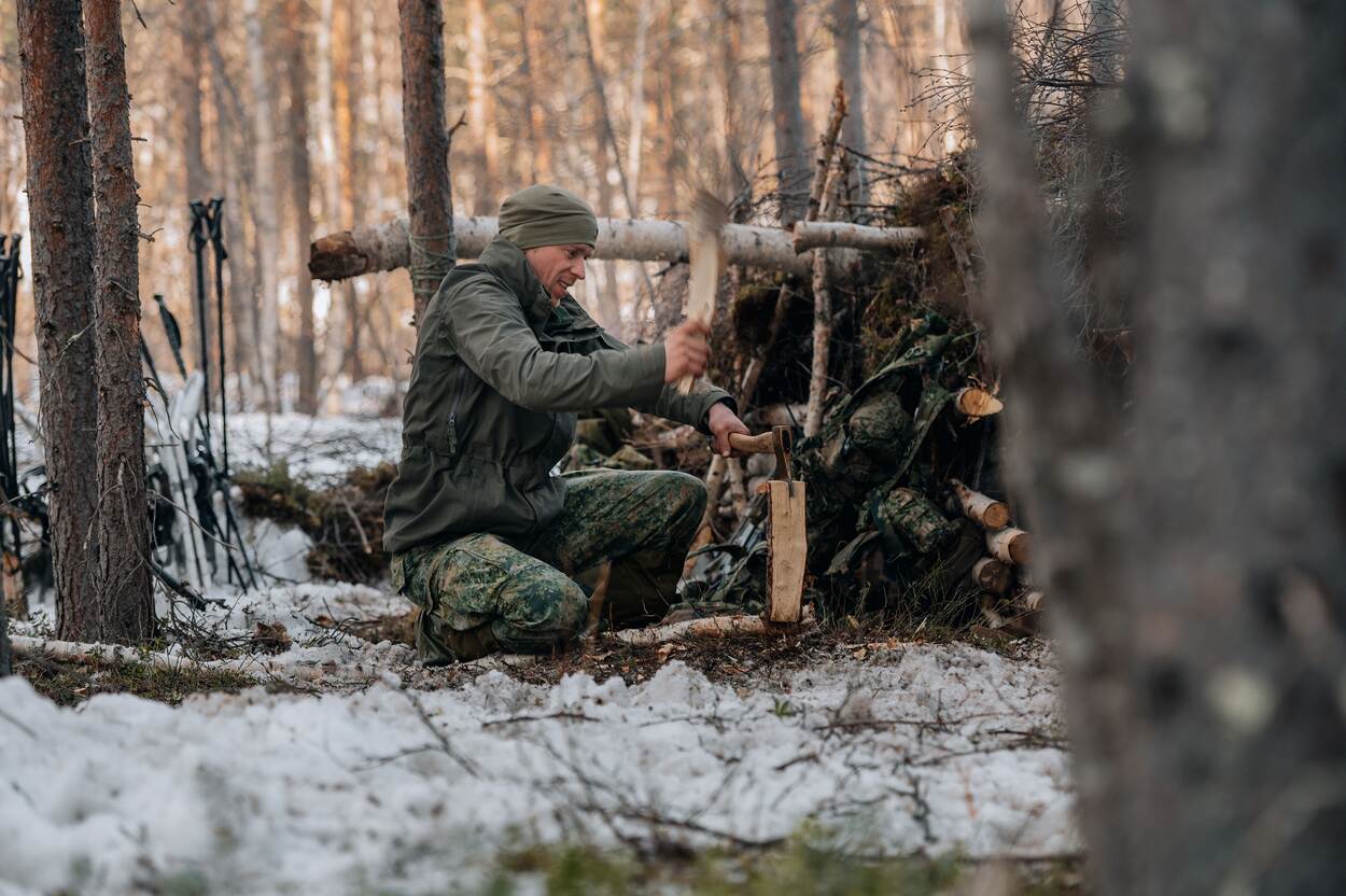 Een houthakkende marinier voor een provisorische hut.