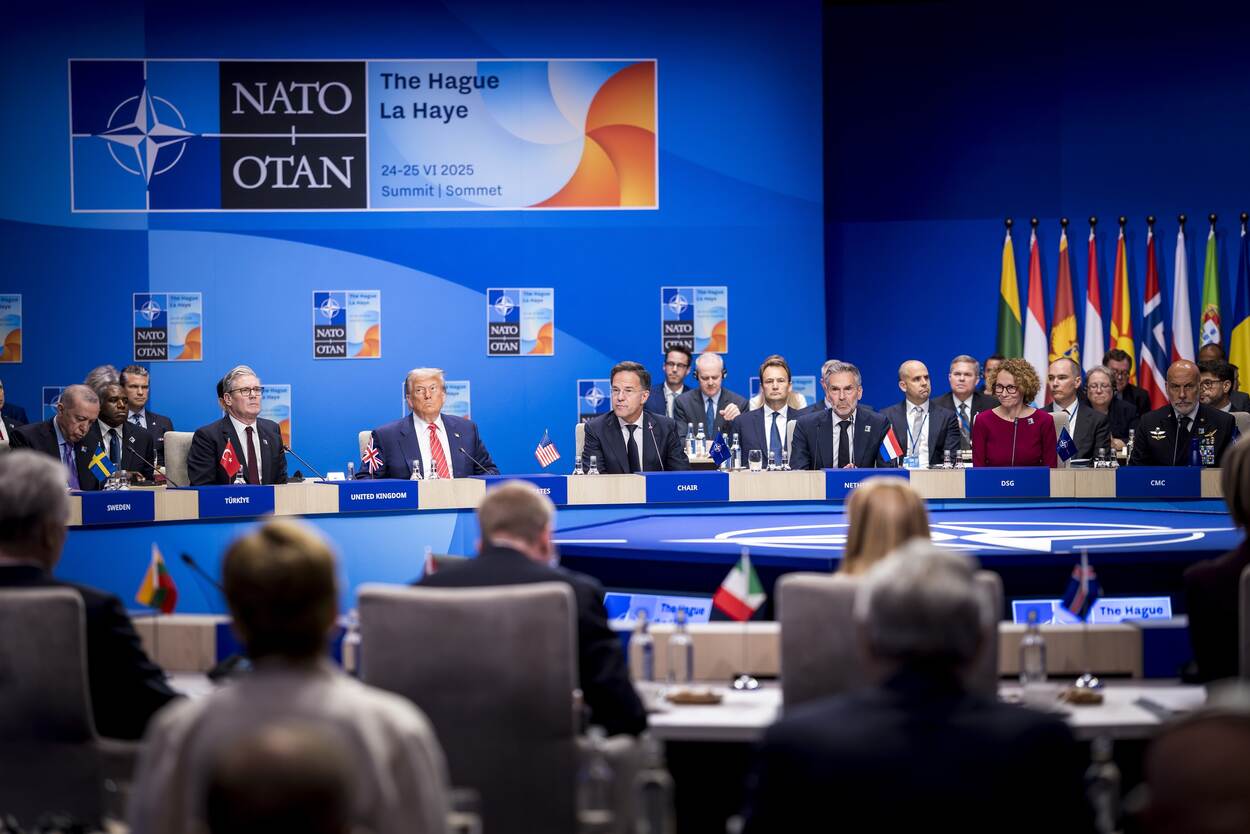 Alle politici rond de tafel tijdens de top, inclusief Mark Rutte en Donald Trump.