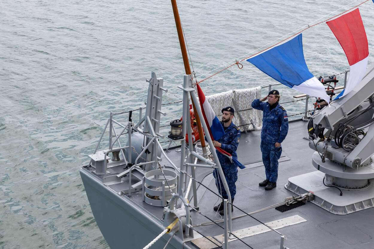 De Nederlandse vlag wordt voor het laatst neergehaald op de Vlaardingen.