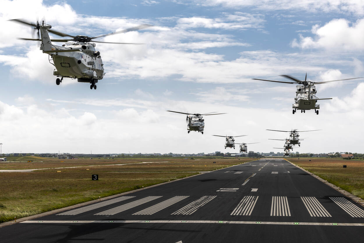 meerdere helikopters op Maritiem Vliegkamp De Kooy, te Den Helder