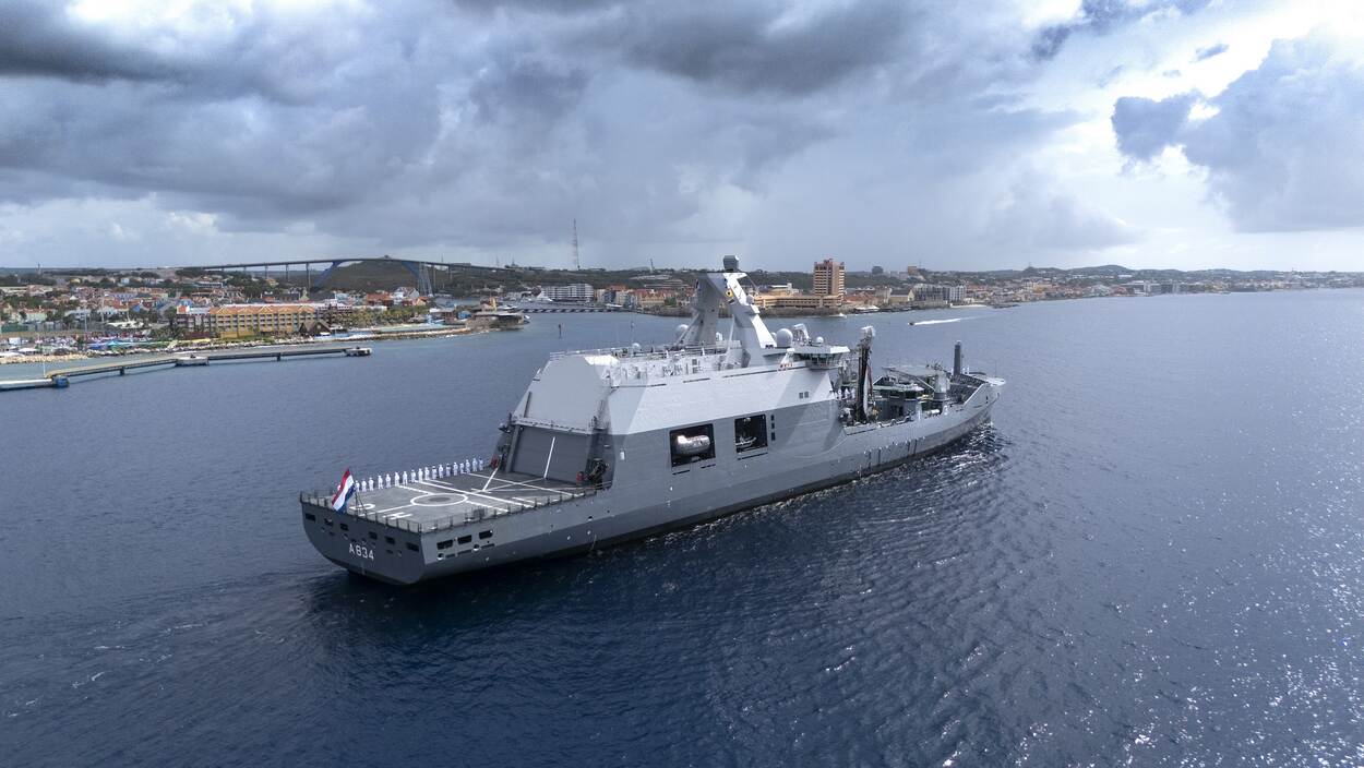 De Den Helder voor de kust van Curaçao.