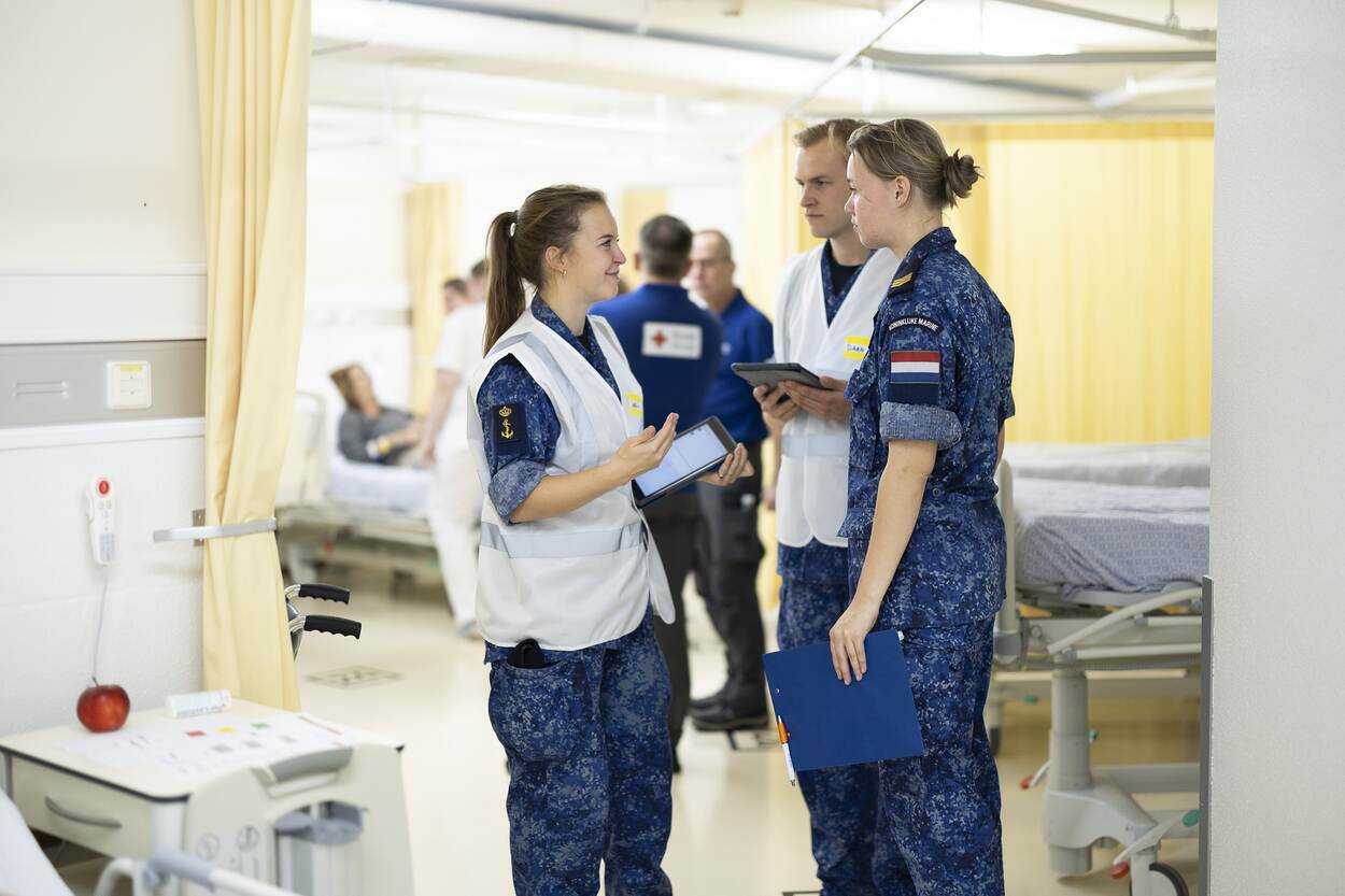 Werkstudenten van het Defensity College in gesprek met elkaar.