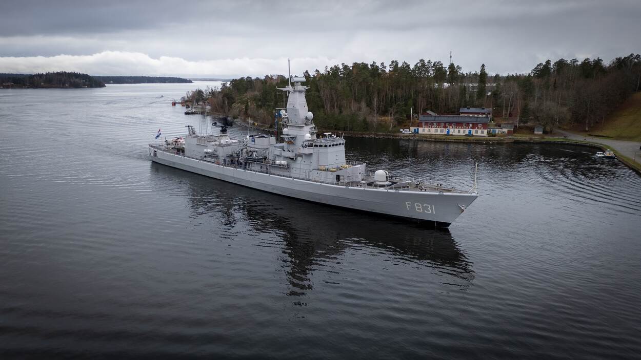 Zr.Ms. Van Amstel vaart tussen de eilandjes de kuststrook van Zweden uit.