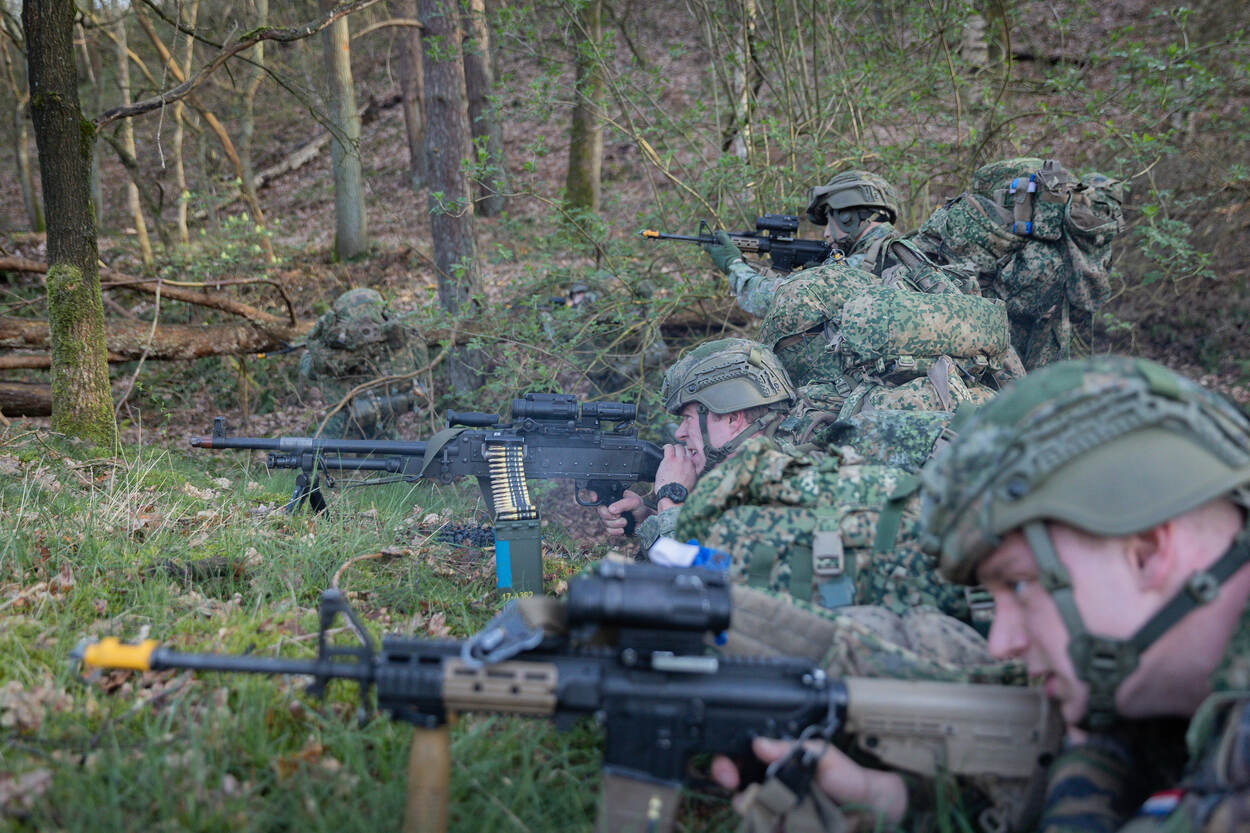 militairen liggen op hun buik en vuren naar de tegenstander.