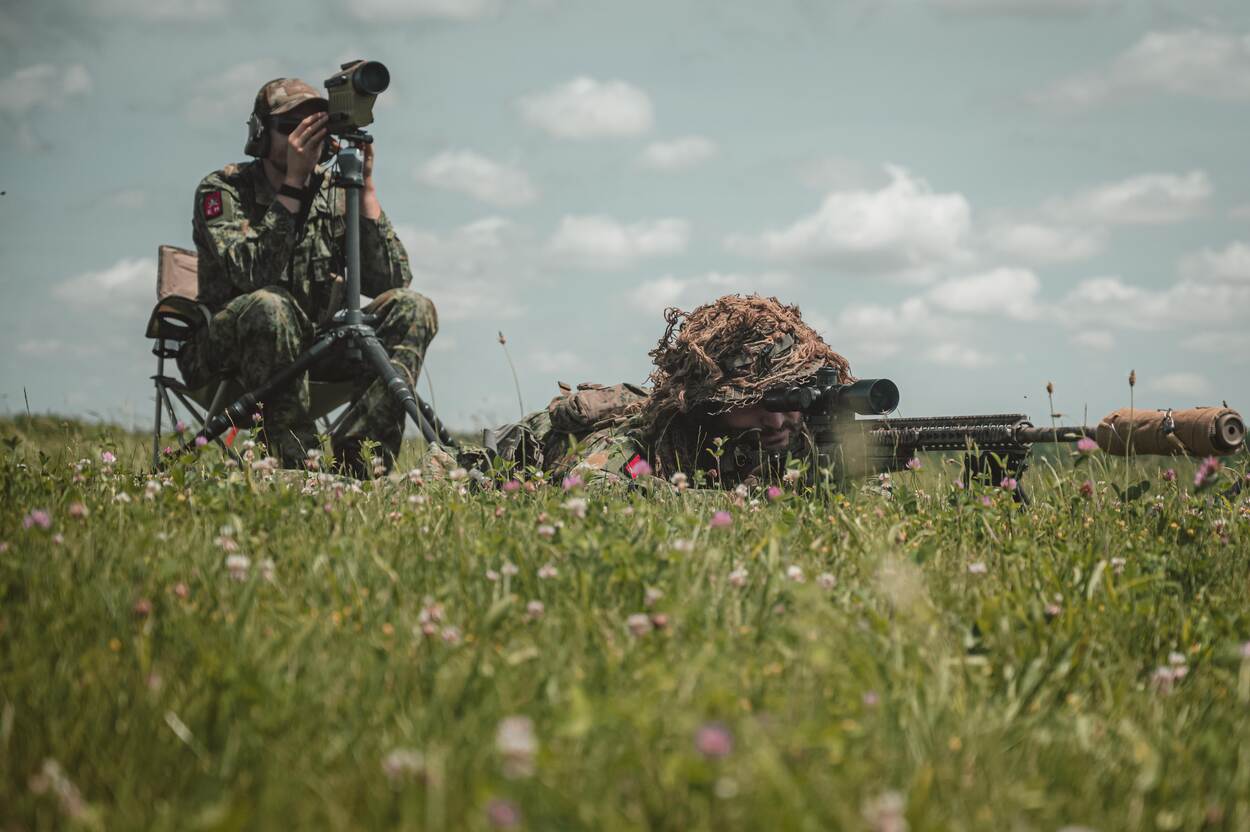 Militairen trainen met wapens op een schietbaan
