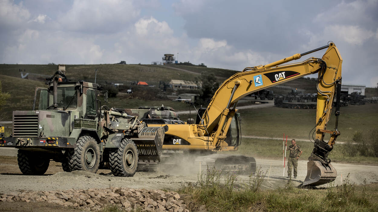 Nederlandse Defensie- en burgermachines in actie op een legerbasis in Roemenië.