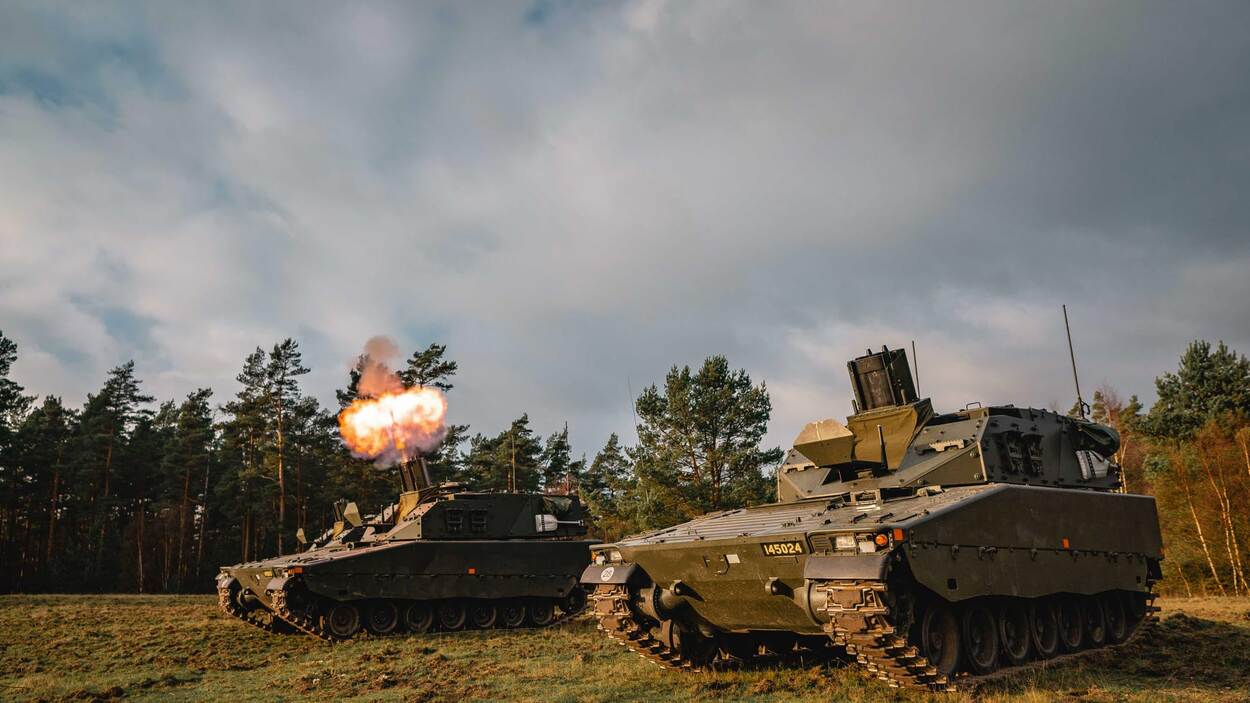 Een voertuig staat in de natuur en schiet in de lucht.
