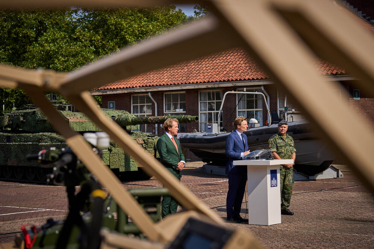 De bewindslieden en de commandant der strijdkrachten op een kazerne in Amersfoort, voor de presentatie van de defensienota.