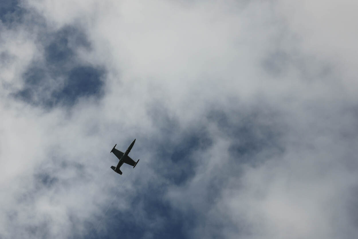 Een vliegtuig scheert door de lucht